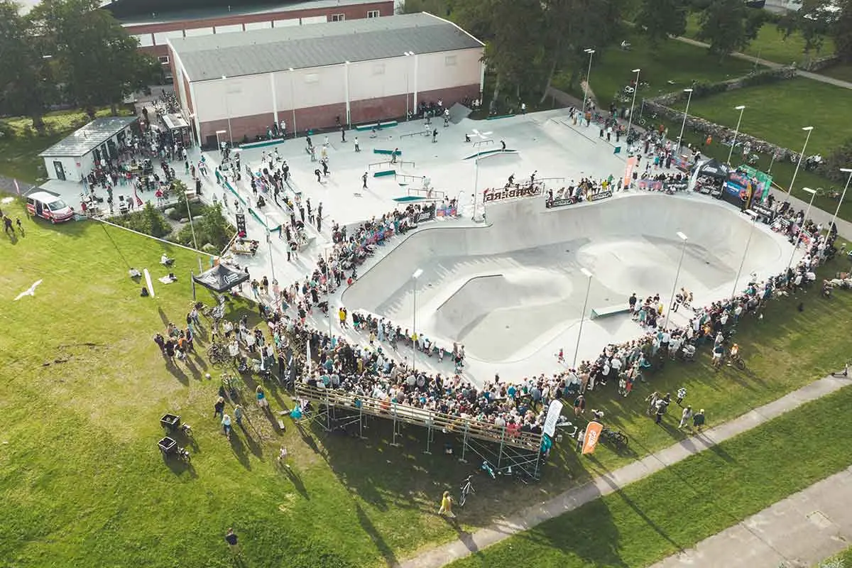 Skateboardparken Freden synlig ovanifrån. Hela betongparken syns och ett myller av människor. Uppskattningsvis 1000 besökare.