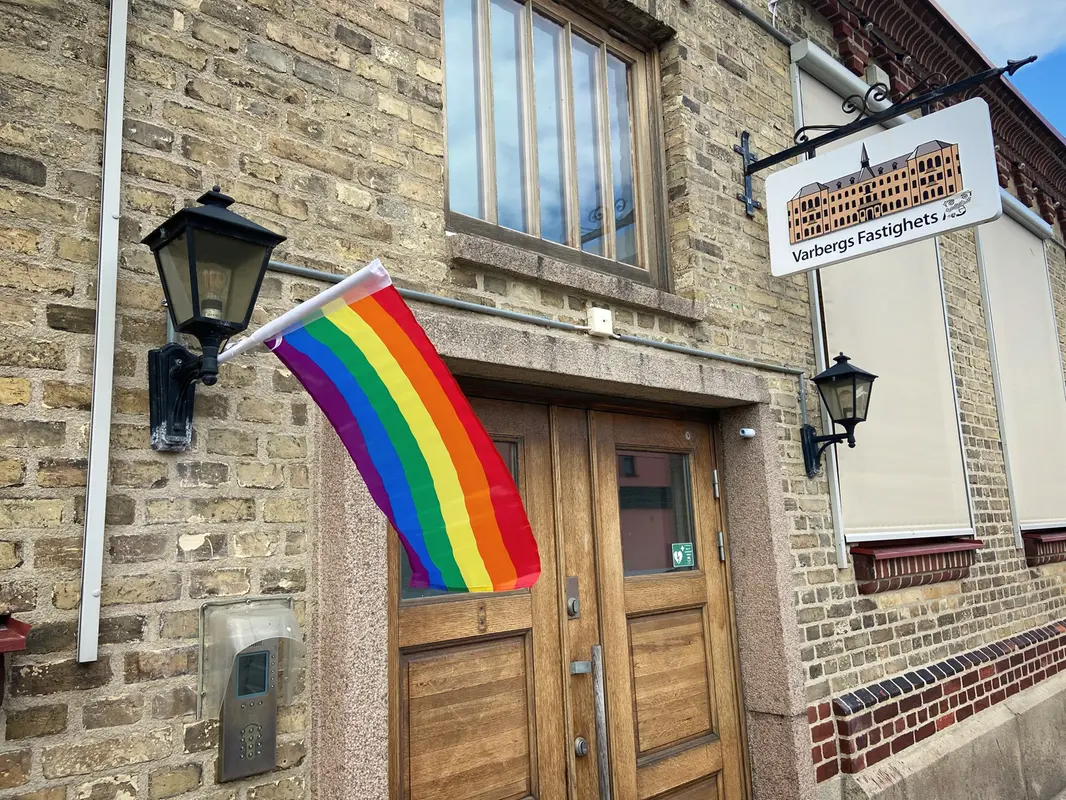 Prideflaggan hänger utanför entrén till Tullhuset.